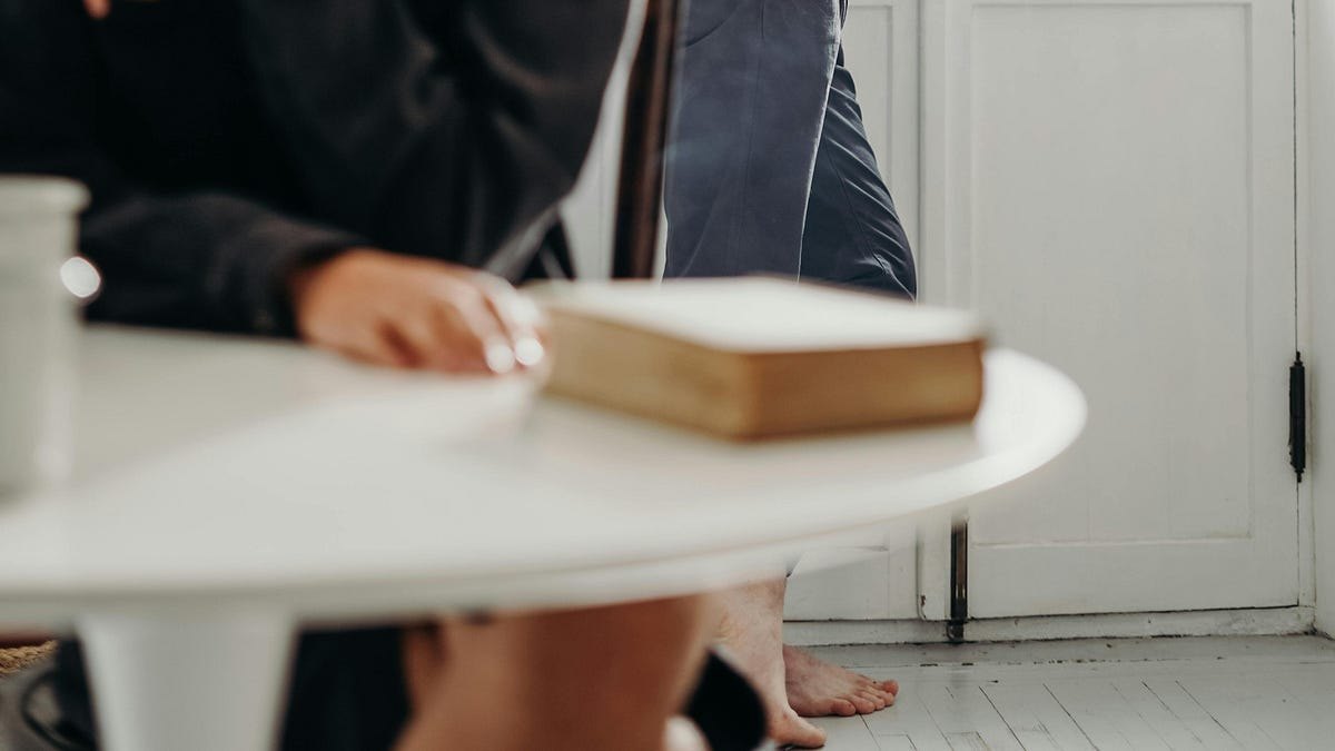 Imagem de capa sobre terapia online para relacionamentos e psicoterapia online com Julio Furlaneto